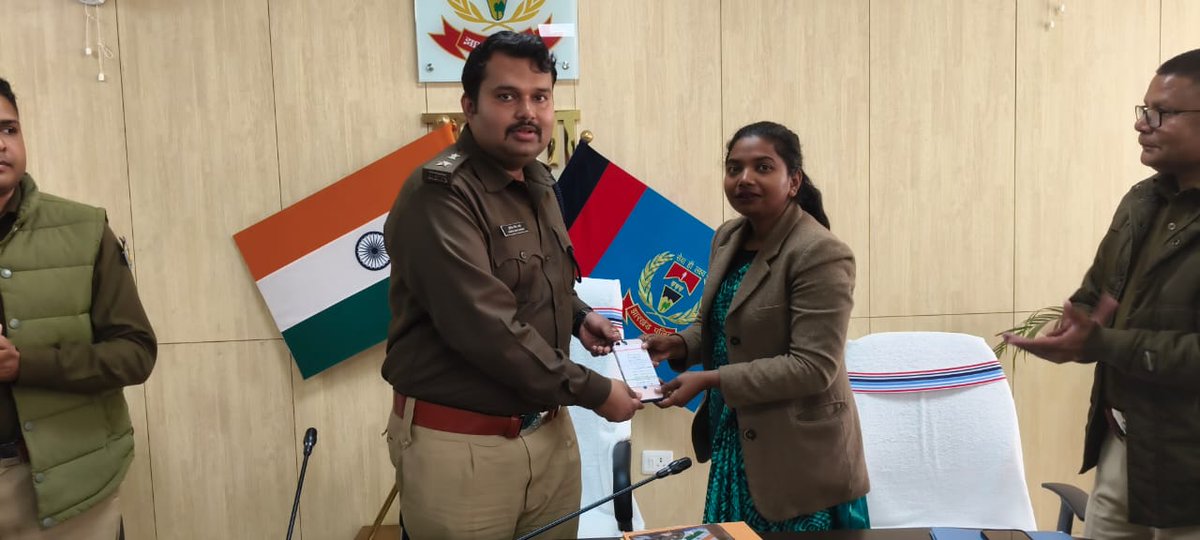 #गुमला पुलिस अधीक्षक ने आज 50 लोगों को मोबाईल वापस सौंपा जिनका मोबाईल चोरी या गुम हो गए थे। उन्होंनें बताया कि विभिन्न थानों में दर्ज मोबाइल गुम और चोरी के मामले दर्ज थे, जिसके बाद तकनीकी सहायता से ऐसे मोबाइल को बरामद किया गया और मोबाईल के वास्तविक मालिक को लौटाया गया।