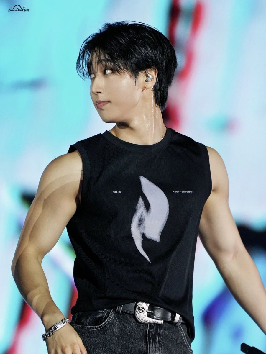 xheartchannie's tweet image. his broad shoulders and a stupidly small waist im actually crazy