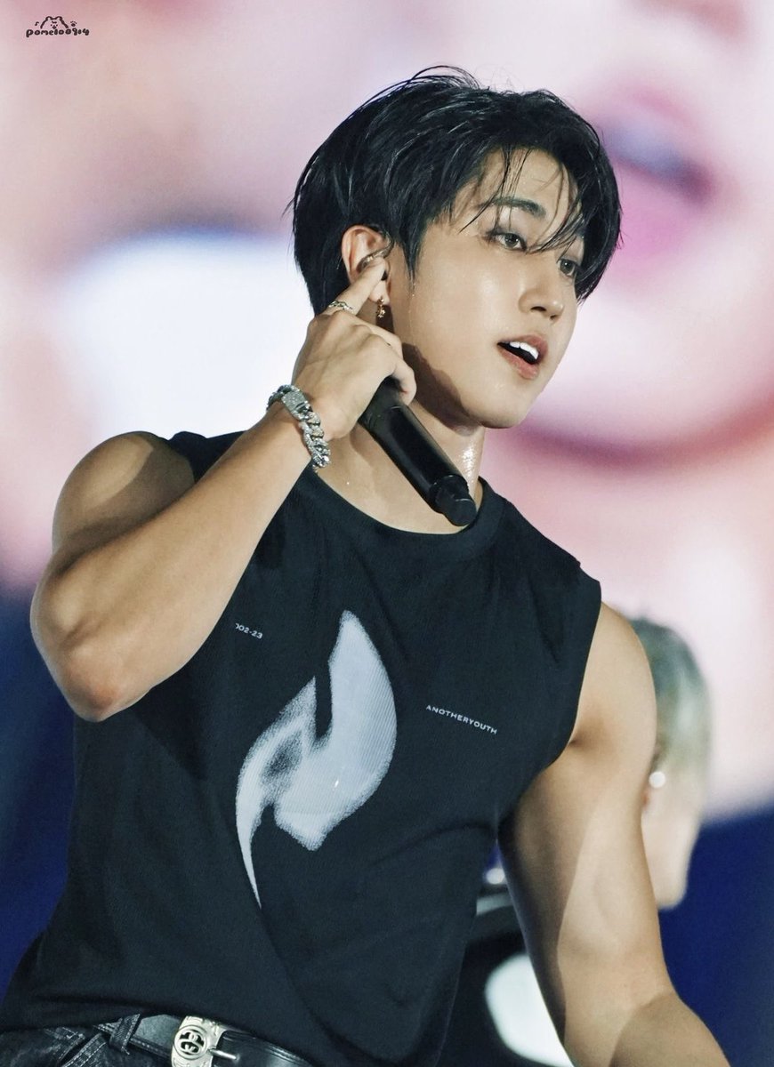 xheartchannie's tweet image. his broad shoulders and a stupidly small waist im actually crazy