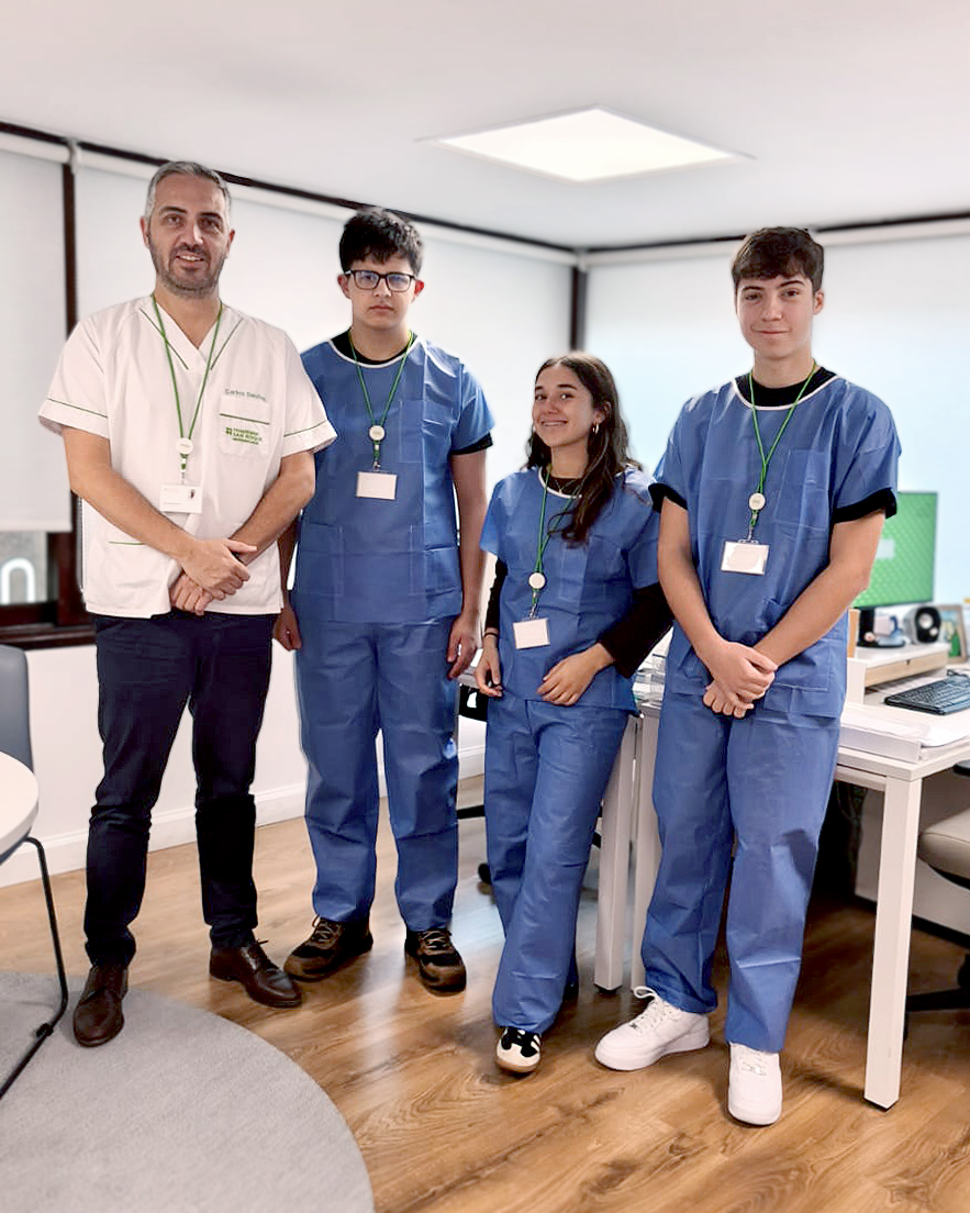 HHSanRoque's tweet photo. El alumnado de la ESO del @ClaretLasPalmas ha realizado recientemente prácticas de enfermería en distintas áreas de nuestro Hospital en Vegueta, conociendo de primera mano el funcionamiento real de un entorno sanitario y el valor del trabajo en equipo en la atención al paciente. https://t.co/zSYsXrrTbD