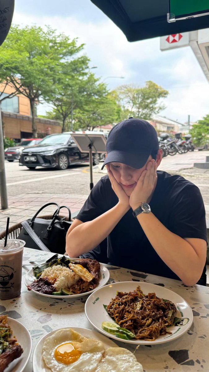 Melokal bngt youngk WKWKWKWK oke noted yahh will come to nasi lemak burung hantu bangsar cause I booked a trip to malay already for next month🙈