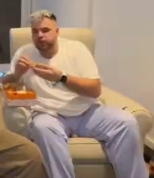 " hermano te juro que la hice venirse por chat 27 veces  en una noche "