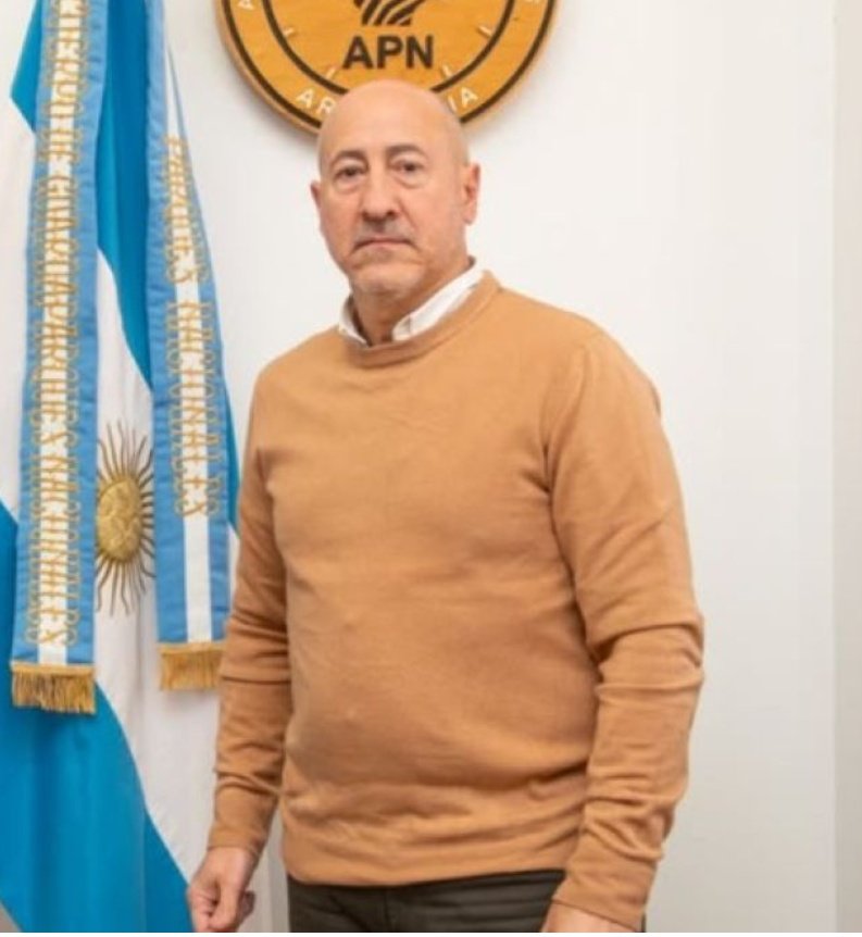 GabrielSoglio1's tweet image. Es Sergio Álvarez, presidente de Parques Nacionales, dueño de una cancha de pádel y una de fútbol en Palermo.
Milei pensó que administrar dos canchas era lo mismo que administrar los 39 parques nacionales. Hoy 3 de ellos son focos de los incendios patagónicos.
Qué podía fallar?