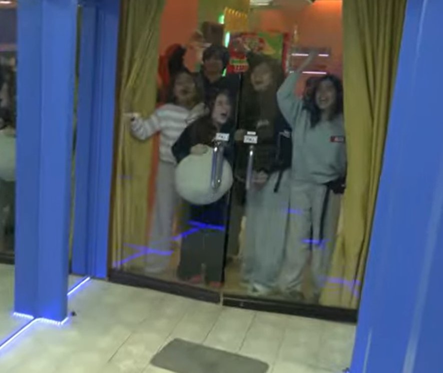 maggieyapsx's tweet image. yung kabilang section pag may nakitang nakaka kilig sa valentines day: