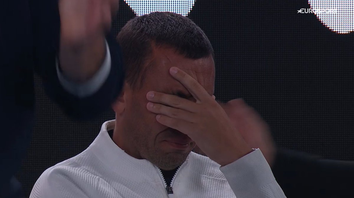 L'équipe de Novak Djokovic est en LARMES.
Le Serbe n'en croit pas ses yeux.