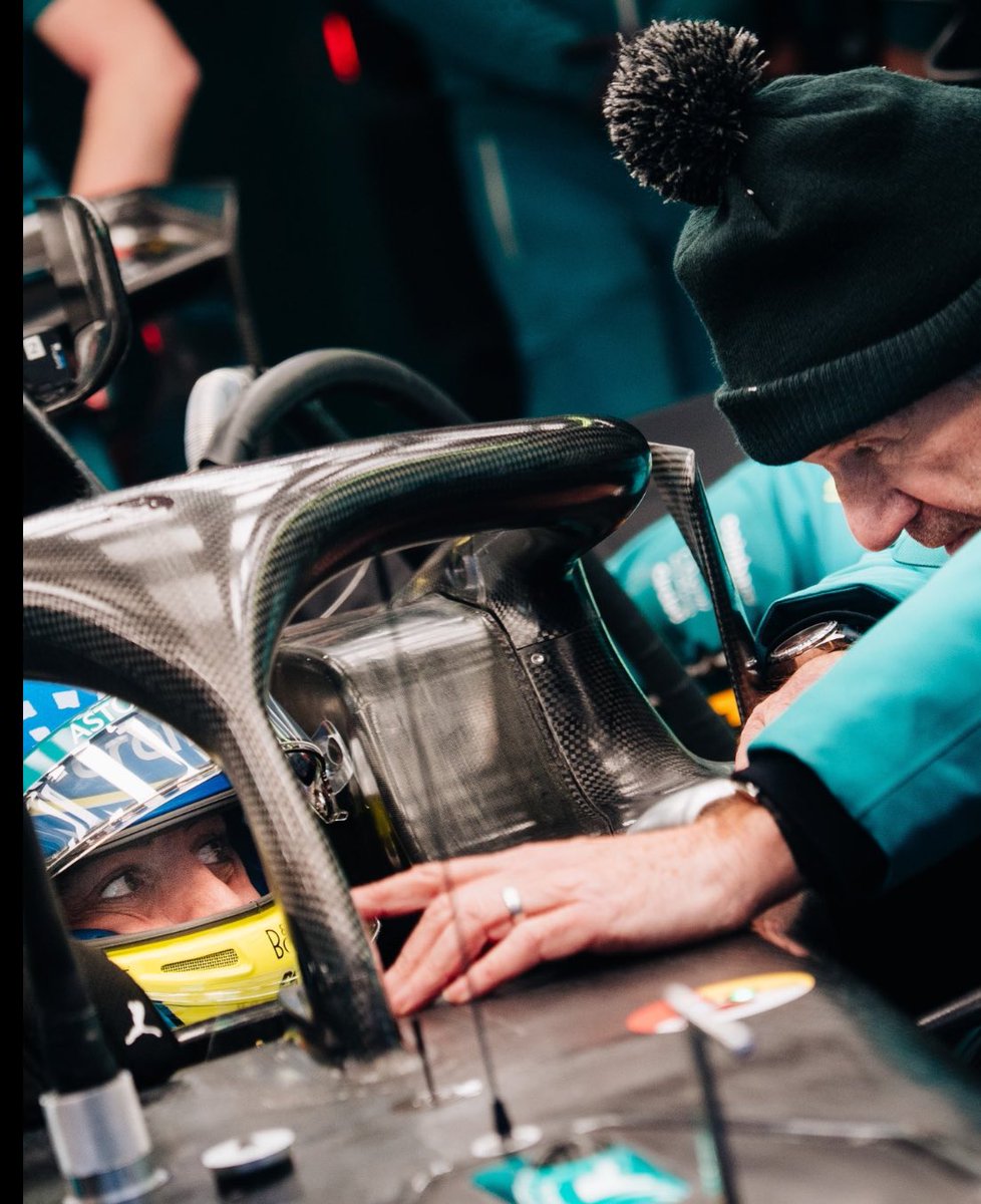 carlosmiquelf1's tweet photo. ¡Albricias! Foto de @alo_oficial con su nuevo AMR26 y hablando con Newey. De @AstonMartinF1 https://t.co/ZDrXLUPLVm
