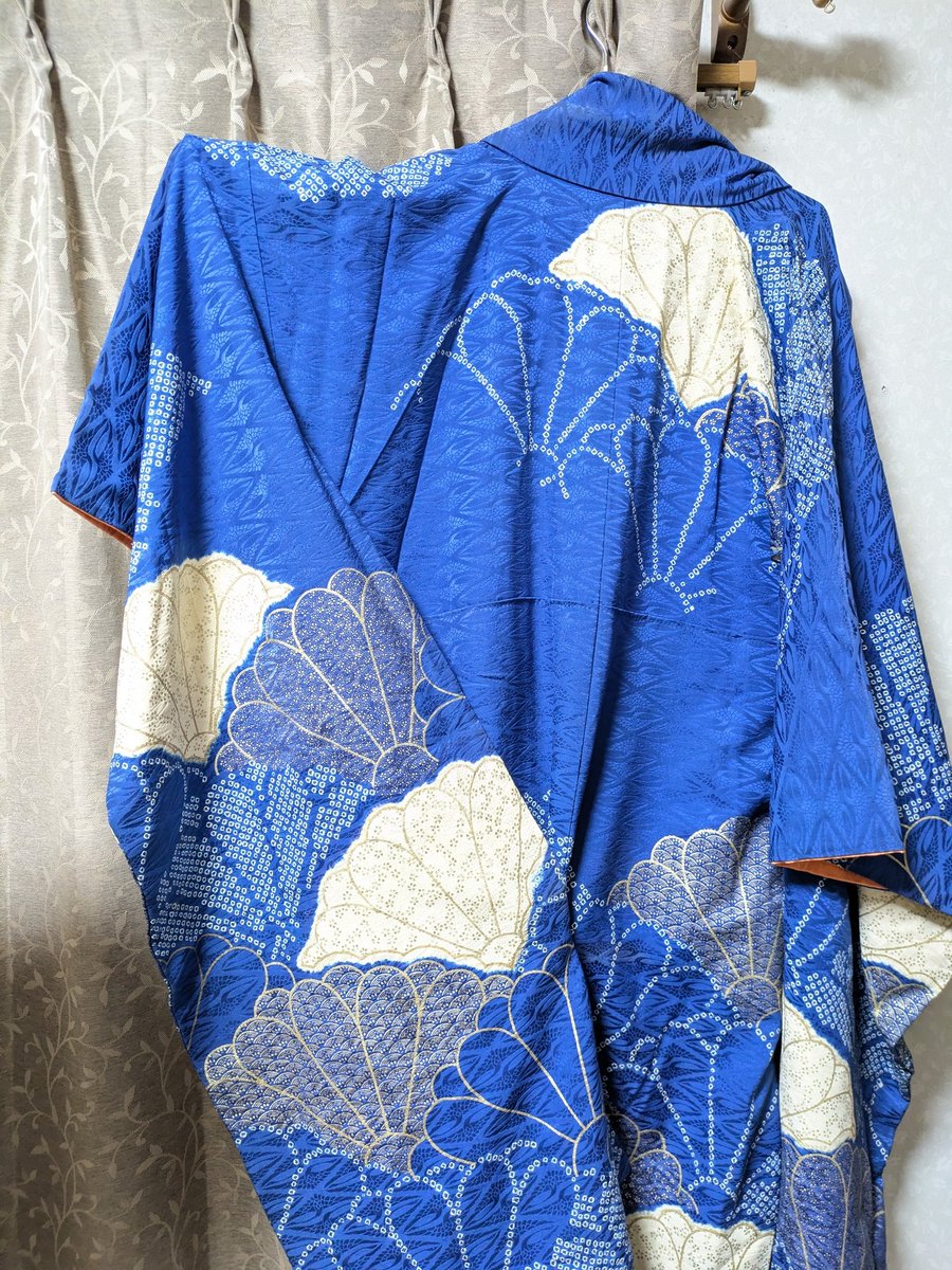 叔母から譲ってもらった着物。 紺の絞りに金駒刺繍(一部)で、なんと