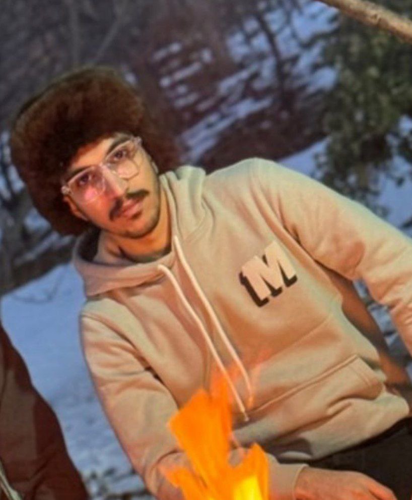 #مهدی_افتخاری_پور  جلوی در خونشون بدون هیچ مدرکی بازداشت شده و ۴۸ ساعته که ازش خبری نیست
مهدی افتخاری پور از بازداشتی های ۱۸و۱۹دی نیست
لطفا صداش باشید و نذارید بی سروصدا 
 اسمش به لیست کشته شدگان اضافه بشه 
#زنده_باد_ایران