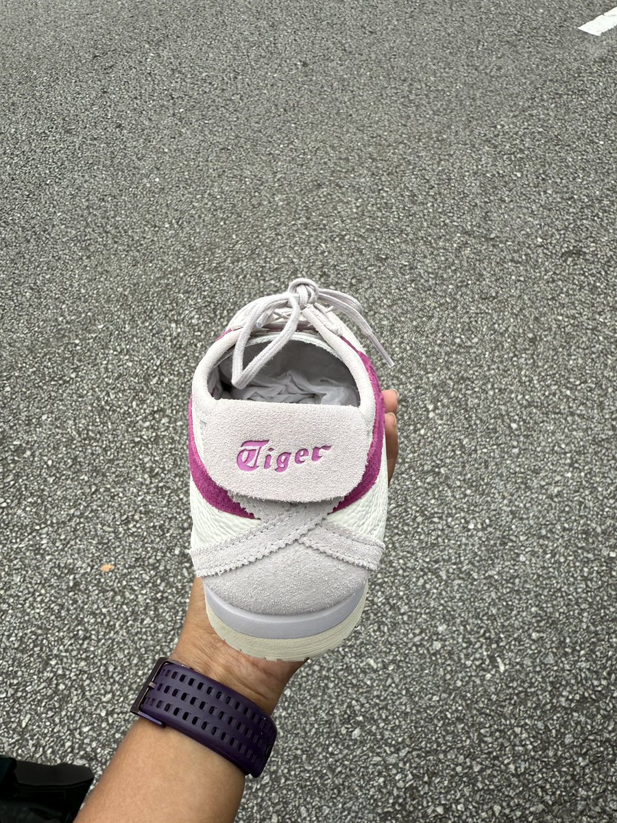 👟 Onitsuka Tiger Mexico 66 SD VIN 👟

RM650 (NP RM870) 
Size UK7 (26cm) 
Off White / Spectrum Purple
Brand new
Letting go sebab nk size lain