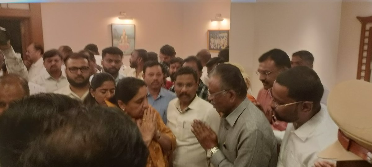 AdvGangane's tweet photo. दादाच्या, बारामती निवासस्थानी खा श्रीमती सुनेत्राताई पवार यांची सांत्वनपर भेट व दादाच्या प्रतिमेस पुष्प अर्पण करून अभिवादन! https://t.co/r1Fu2ti4Ft