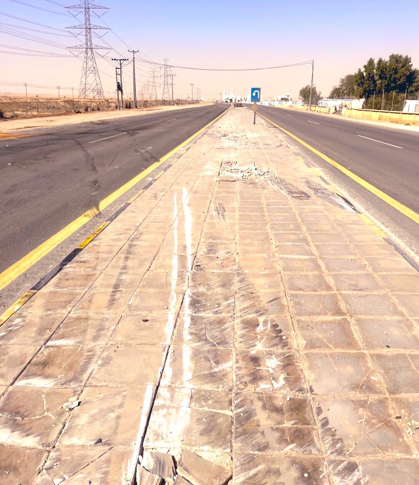 حادث انحراف تريله على طريق (حريملاء-الرياض) ضربت الرصيف وصدمت بتريله ثانية بالاتجاه المعاكس.
الرصيف بذالشكل خطر جدا".
الحاجز الحديدي الفاصل هو المناسب لتأمين انقلاب او انحراف المركبات والشاحنات المفاجئ.
Cc:
<a href="/SalehAlJasser/">صالح الجاسر</a> 
<a href="/RGAsaudi/">الهيئة العامة للطرق</a> 
<a href="/AhmedSAlhassan/">أحمد بن سفيان الحسن Ahmed S Alhassan</a> 
<a href="/Motls_Spokesman/">المتحدث الرسمي لوزارة النقل والخدمات اللوجستية</a> 
<a href="/Saudi_TGA/">الهيئة العامة للنقل | TGA</a>