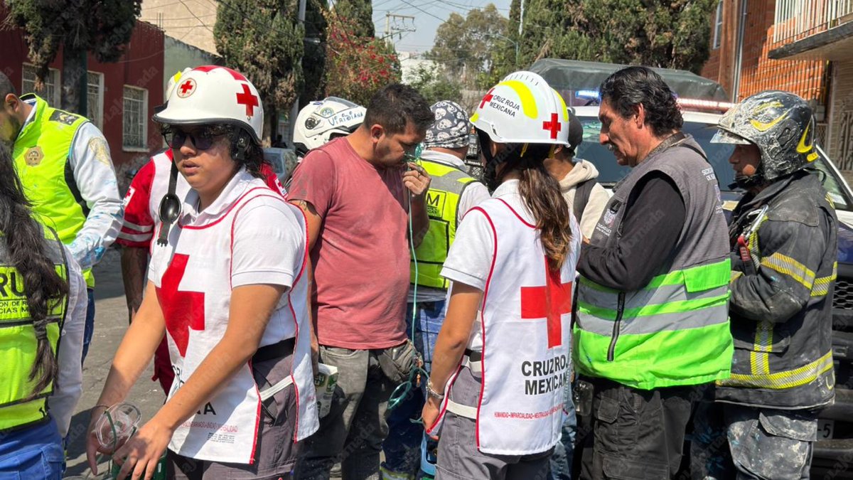 lajornadaonline's tweet photo. 👷‍♂️ Cuatro #trabajadores de la construcción fueron rescatados por personal del #ERUM luego de intoxicarse al pintar una cisterna en la cerrada de Dr. Arce de la colonia Doctores, en la #CiudadDeMéxico. 

Un socorrista y un bombero resultaron heridos. Los intoxicados fueron trasladados a diferentes hospitales.

📸 #DíaEnImágenes / Alfredo Domínguez