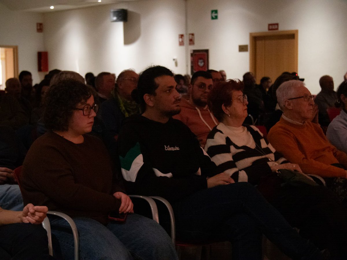 Lleno absoluto en el acto público de nuestra conferencia interparlamentaria en Valladolid. 

Compartir diagnósticos, reforzar alianzas y construir respuestas comunes ✊️

Con <a href="/EnriqueSantiago/">Enrique Santiago</a>, <a href="/Henarmore/">Henar Moreno🔻🇵🇸</a>, <a href="/Juan_Gascon/">Juan Gascón 🔻</a>, <a href="/nereafercor/">Nerea Fdez. Cordero🇵🇸</a>, <a href="/rocioanguita/">Rocío Anguita🔻🍉🌾</a> y Marina Echebarría.