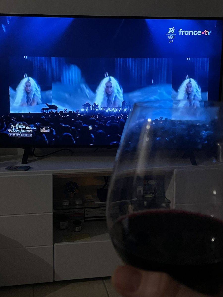 DenysovaAnna's tweet photo. Alors, je regarde la version télé du Gala des pièces jaunes, où j’étais la semaine dernière, rassurez-moi qu’ils vont remettre plus tard les deux autres chansons que Christina a chantées ? 🥺 https://t.co/vheh3xJjpn