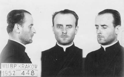 przyby_piotr's tweet image. Dnia 30.01. 1954r. umiera na skutek obrażeń po maltretowaniu podczas przesłuchań ks.Józef Fudali.
Ubecy bili go stalowym prętem,miażdżyli jądra.Skala obrażeń była tak duża,że wyłączono go z procesu krakowskiego.Rezolucje przeciwko księżom podpisała min.Szymborska i Miecugow.