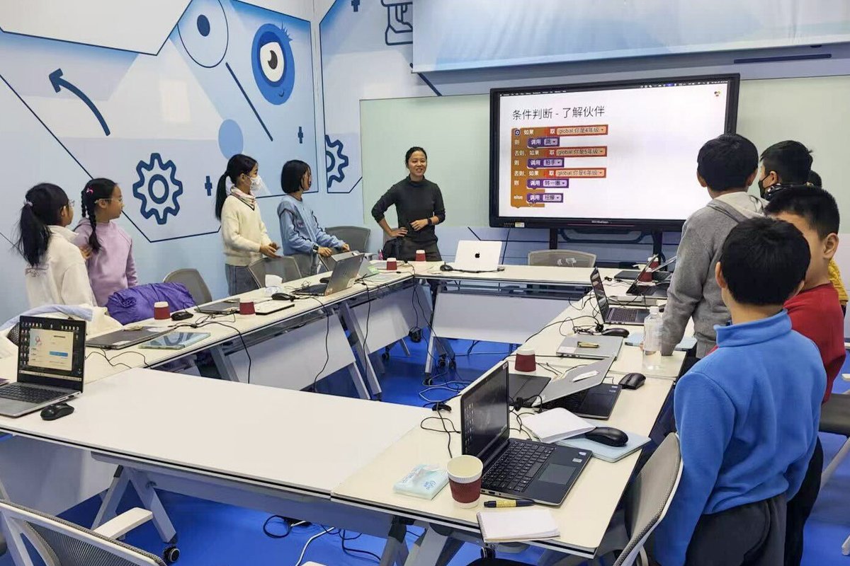 MITAppInventor's tweet image. Last weekend, Angie Zhou from #AppInventorFoundation led the App Inventor Ethical AI Camp at the Soong Ching Ling Children’s Science &amp;amp; Technology Museum. Students built apps with #MITAppInventor while exploring AI features and responsible use in everyday life.