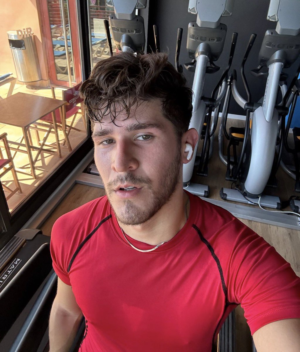 AlberthPineda10's tweet photo. POV: “ME VOY A CORRER EN EL GYM”  😈😏 https://t.co/0S6JnXiDV6