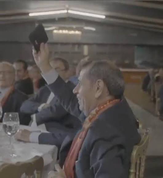 ayakicipilase's tweet image. Bu işler cüzdan sallamayla olmuyor !

 - Hani listemiz, alacağımız oyuncular     hazırdı ?
 - Hani ayın 28i,ni bekliyorduk ?
 - Hani bize gelmek isteyen oyuncular sıraya girmişti ?
- Bizimle alaymı ediyorsunuz siz ?
#TransferlerNerede