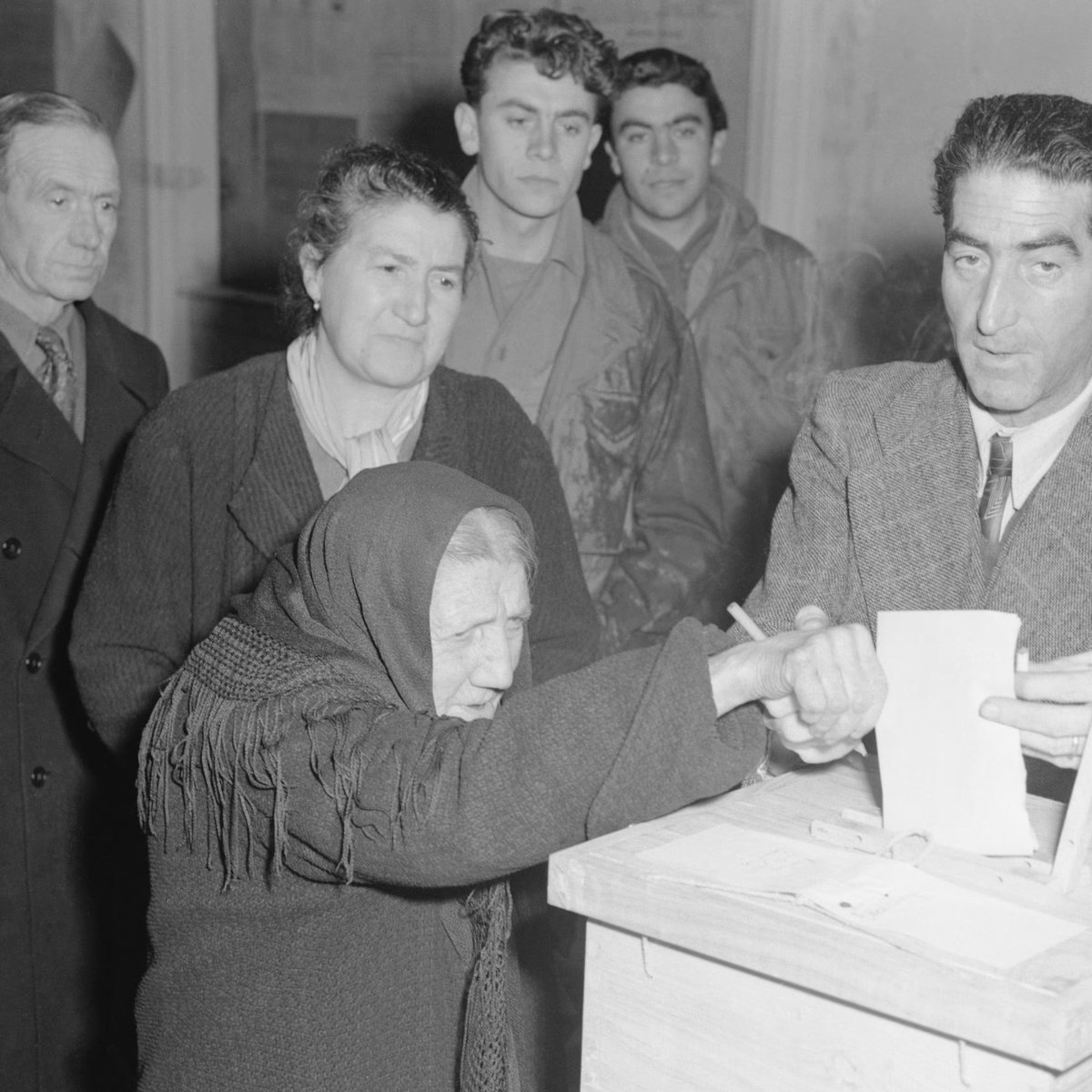 30 gennaio 1945 Le donne italiane conquistano il diritto di voto.
Il Consiglio dei ministri delibera la concessione del diritto di elettorato attivo e passivo alle donne.