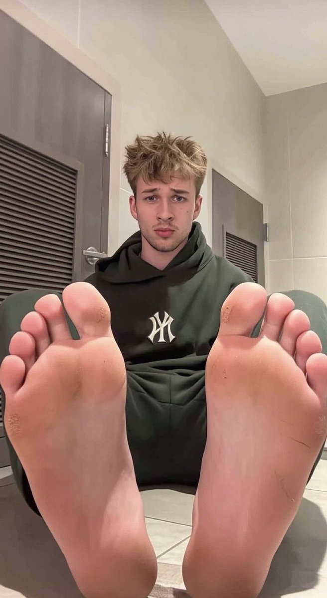 Straightal72's tweet photo. These soles hypnotize and makes you weak, dont they? 😈 https://t.co/YoVX1JpjfS