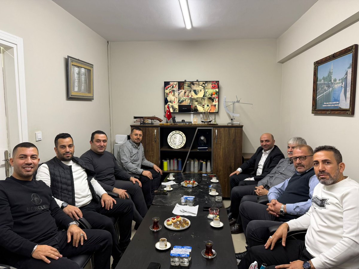 Genel Başkanımız Sayın Devlet Bahçeli’nin talimatları ile “#HayırlıGünlerKomşum” ve “#DerdinDerdimizdir” ziyaretlerimiz kapsamında, İlçe Başkanımız Sn.Habip Kapıcıoğlu ile birlikte, kıymetli esnafımız Mahmut Kit'i ziyaret ettik.

Kıymetli hemşehrilerimize misafirperverliklerinden