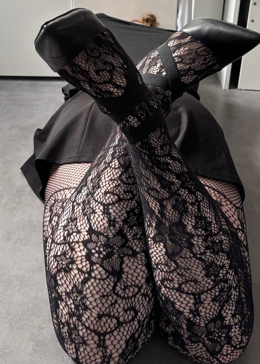 Stockings, Heels and your wish to touch 😏

Stockings•Heels•feetfetish•feetworshship

<a href="/rt_feet/">Feet RT PROMO 💯K</a>