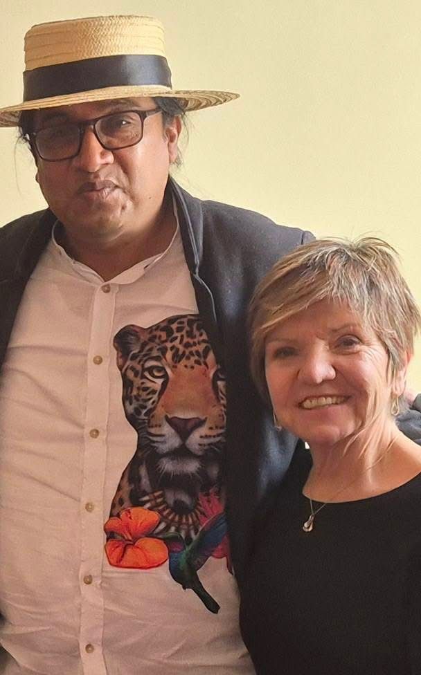 UAcuerdoPaz's tweet photo. Nuestra directora @GloriaCuartas 🤝 saluda el nombramiento del nuevo @MinIgualdad_Col, Luis Alfredo Acosta 🏛️, con quien estrecha lazos para impulsar el Capítulo Étnico del #AcuerdoDePaz 🕊️ y acuerda agenda de trabajo 📘✨. https://t.co/0Artind1jI