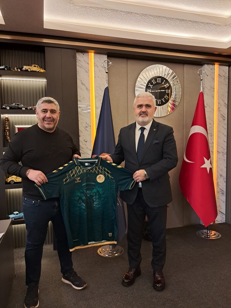 Ankara”mızın kaliteli firmalarından Karalar İnşaat,Hacı Kara beyefendiyi ziyaretimiz ve ATAKULE formamızı hediye ettik…