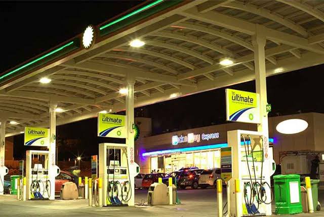 ChrisExcel102's tweet image. According to stats 

Filling stations in South Africa have employed 140 000 employees 

- 35 000 are South Africans 

- 105,000 are foreigners for cheap labour 

This includes. Petrol attendants. Supervisors and cashiers 😭😭😭