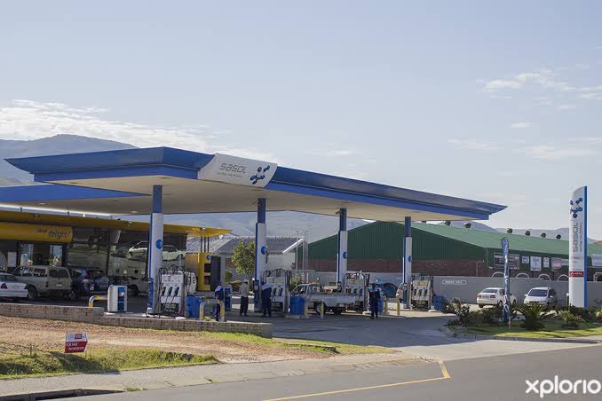 ChrisExcel102's tweet image. According to stats 

Filling stations in South Africa have employed 140 000 employees 

- 35 000 are South Africans 

- 105,000 are foreigners for cheap labour 

This includes. Petrol attendants. Supervisors and cashiers 😭😭😭