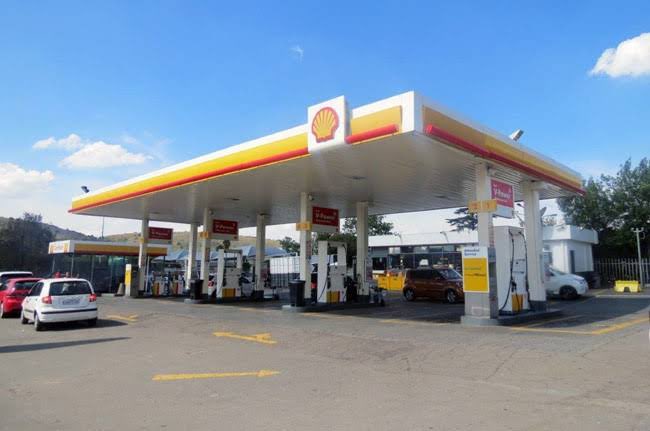 ChrisExcel102's tweet image. According to stats 

Filling stations in South Africa have employed 140 000 employees 

- 35 000 are South Africans 

- 105,000 are foreigners for cheap labour 

This includes. Petrol attendants. Supervisors and cashiers 😭😭😭