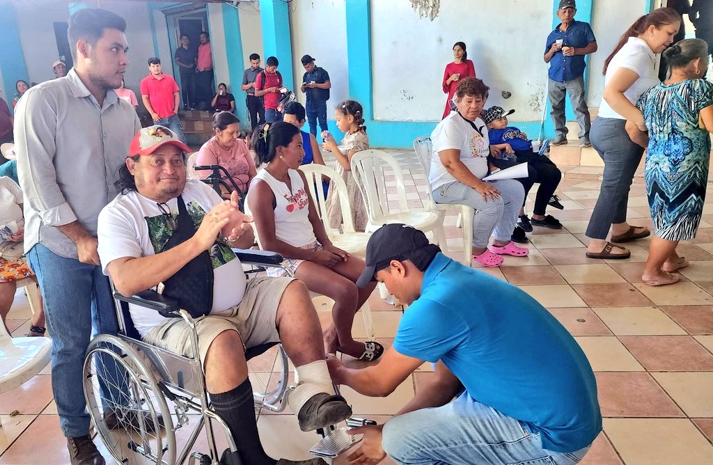 FabricioHN1's tweet photo. Junto al alcalde de Langue, Dr. Ademir Caballero y la compañera @NaveshnaRovelo hicimos entrega de sillas de ruedas a las Personas con Discapacidad del municipio de Langue, gracias a la abog Ana Julia Arana directora del Pani quién atendió la solicitud de nuestra coordinadora de los programas y proyectos sociales Naveshna Rovelo y gracias a nuestra presidenta @XiomaraCastroZ que siempre estuvo con las grandes mayorías. 

Seguiremos gestionando y apoyando a nuestro pueblo, gracias a Dios que nos guía y a nuestra gente que nos acompaña en esta lucha por seguir sirviendo con amor y dignidad. 
#TeamPepsi #AdemiirAlcalde