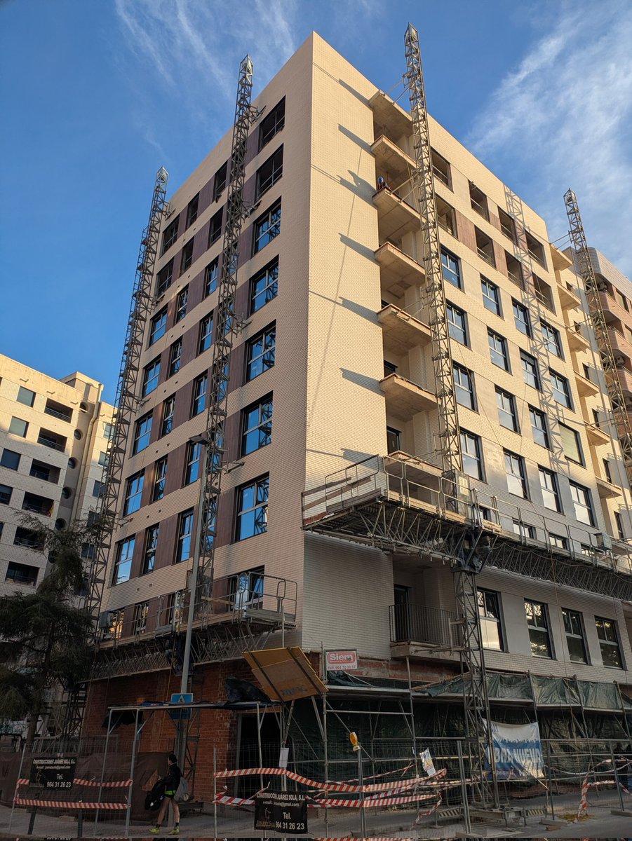 Cada día un poquito más alto en nuestra instalación en #Castelló 
Ventana <a href="/Deceuninck_ESP/">Deceuninck España</a> para garantizar una larga vida útil
