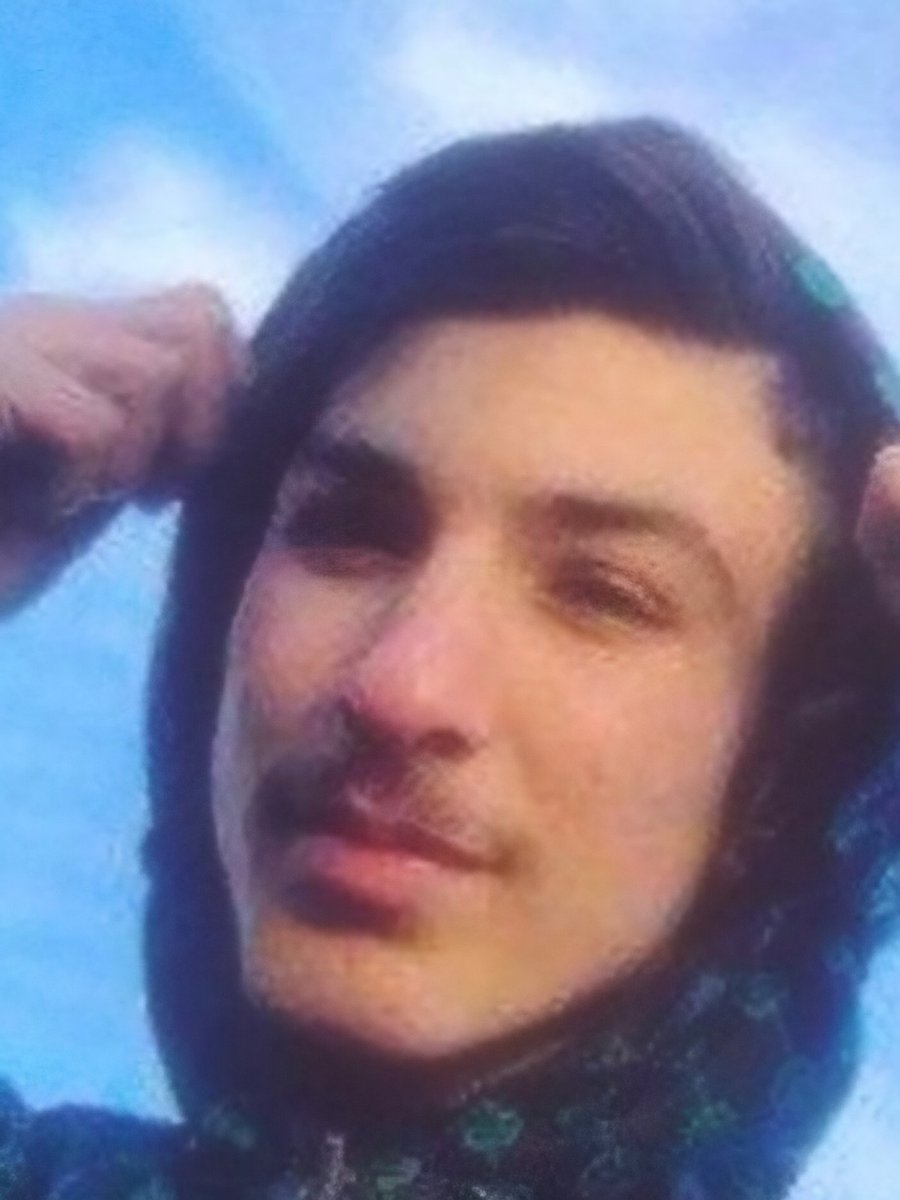 #اشکان_طالبی بالاخیابانی، جوان ۲۲ ساله اهل مشهد، دیشب در تماسی تلفنی به خانواده‌ش گفته حکم اعدامش صادر شده و این تماس خداحافظی با خانواده‌شه.
صداش باشیم.