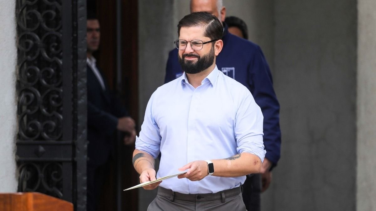 OPINIÓN | Boric y su mundo paralelo
“Boric nunca fue capaz de comportarse a la altura del cargo que ocupó. Y no sólo no estuvo a la altura, sino que lo degradó. Se acostumbró a torcer la realidad, inventándose una propia”

Por Juan José Santa Cruz

eldinamo.cl/opinion/2026/0…