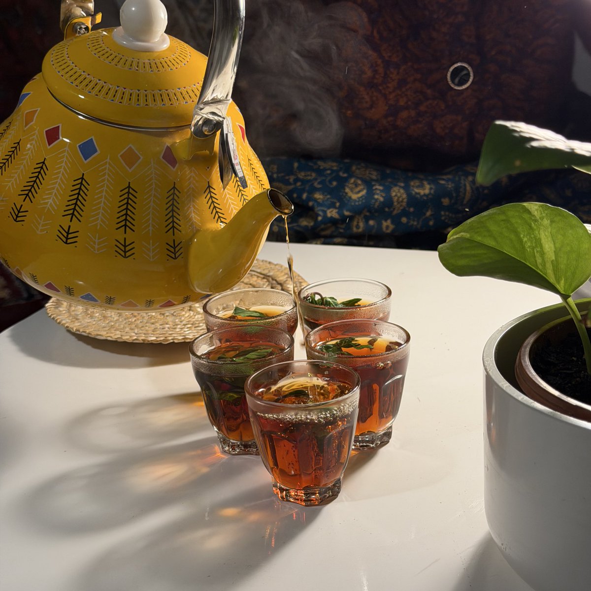 أجمل ليالي الشتاء اللي يكون فيها جلسة شـّـاي مع سوالف وضحكة الاصحاب♥️