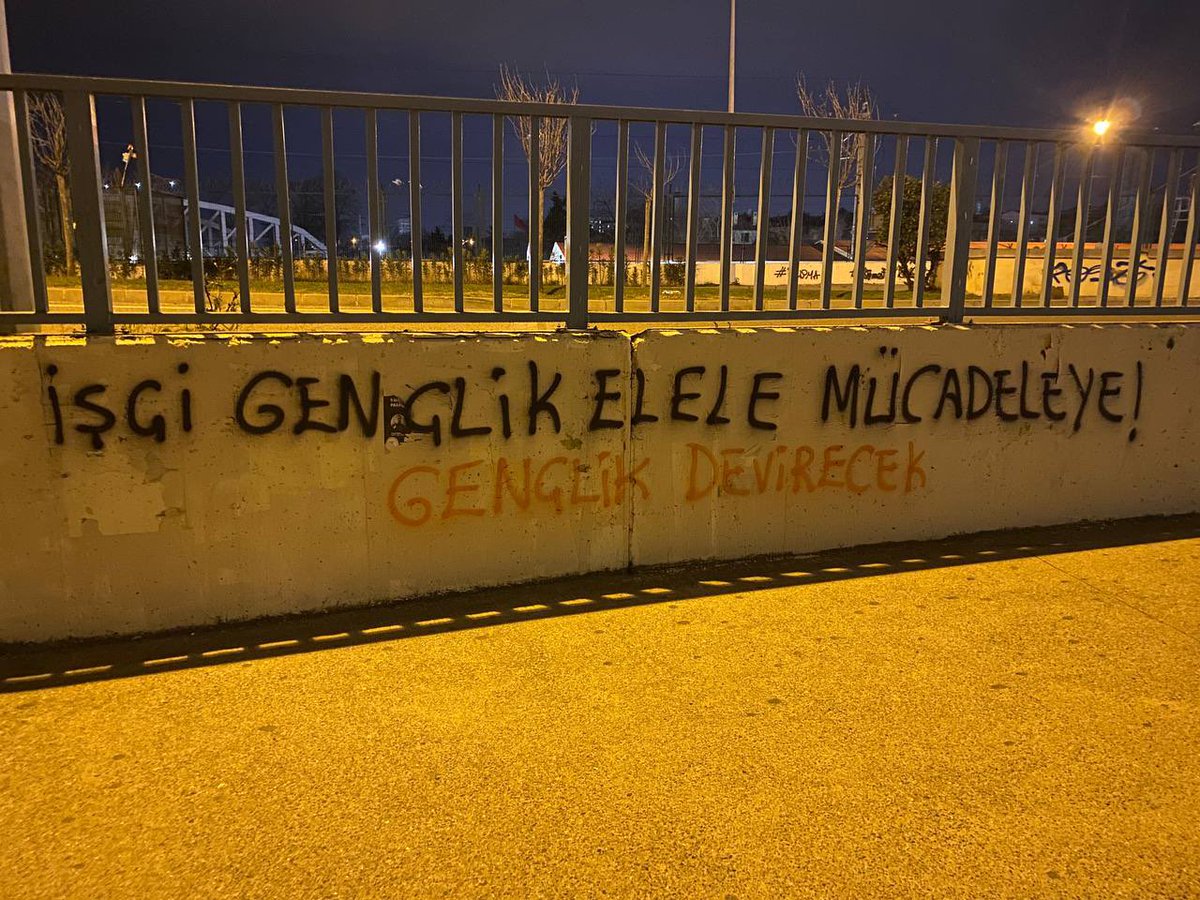 Yurdun dört bir yanında Migros’tan A-101 işçilerine patronların sefalet ücretine karşı direnen tüm işçilerle bir olup seslerini yükseltmeye devam edeceğiz.

İşçi Gençlik El Ele Mücadeleye!