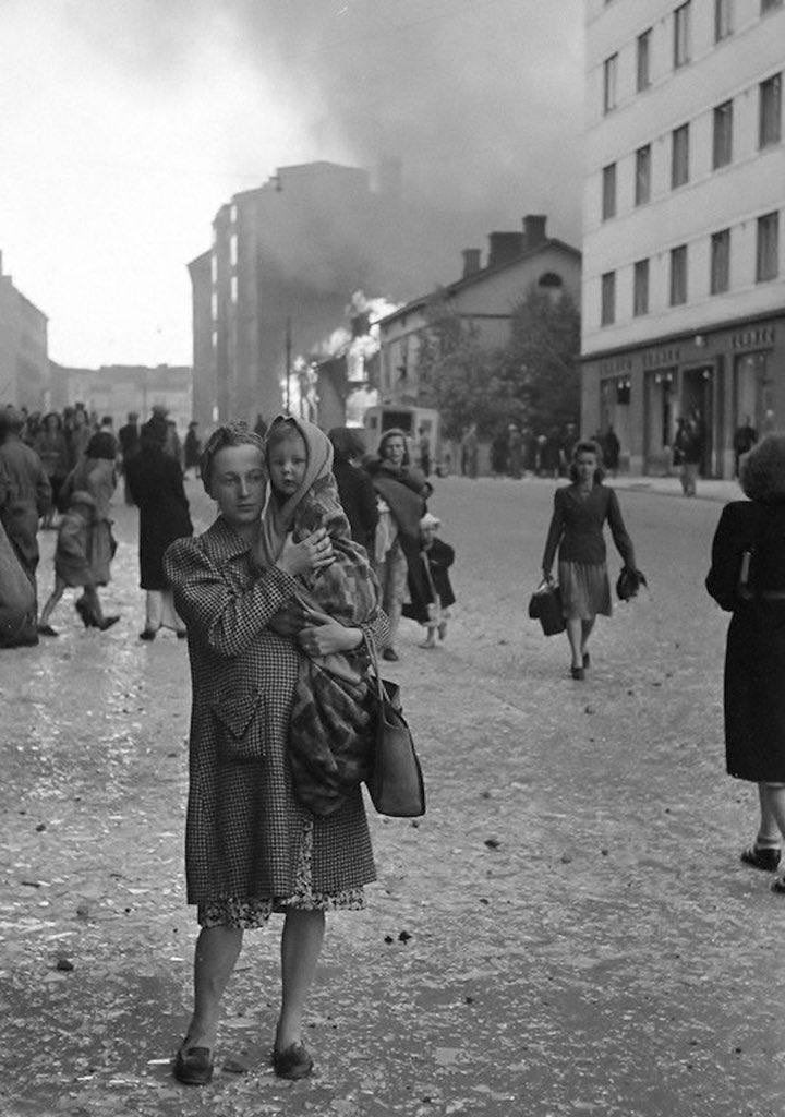 MirovichMedia's tweet photo. 1939 год, горящие жилые дома в Хельсинки. За эти бомбардировки финской столицы – жилых домов, портов, вокзалов, сталинский СССР был с позором выгнан из Лиги Наций.

Ну а нынешняя ООН под чутким руководством коммуняки Гутерриша не только не борется с агрессором, но и помогает ему. https://t.co/aRdlMZbGHb