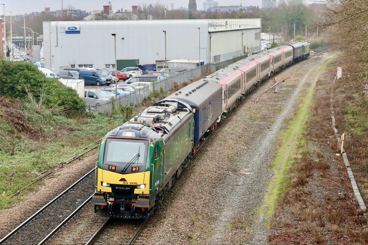 HiPa125's tweet image. Rail Operations Group #Class93 93006, with #Class175 175004+175110 &amp;amp; 93008 in-consist, working 7Q70 0833 Ely (Angel Trains) Sidings &amp;gt; Wolverton Centre Sidings through Leicester #MML