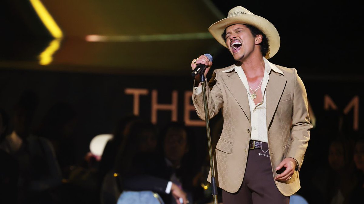 d100's tweet image. Bruno Mars to Perform at 2026 Grammys d100.news/TQg137