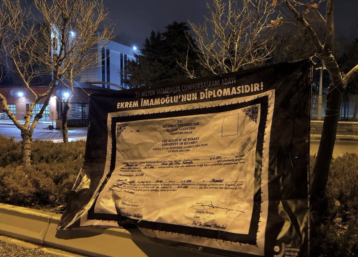 Çankaya Gençlik Kollarımız, Cumhurbaşkanı Adayımız Ekrem İmamoğlu’nun “olan diploması”nı YÖK önüne astı.