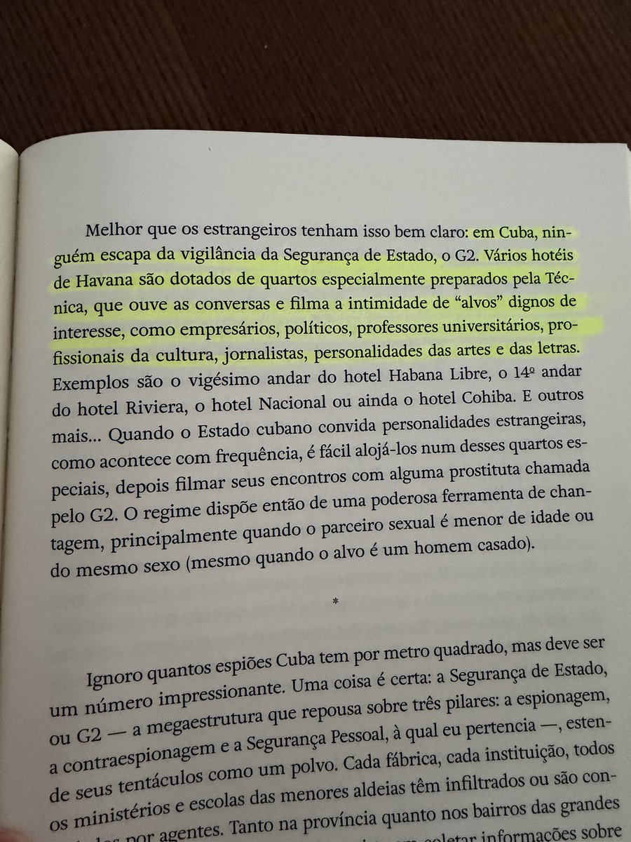 ludmilagrilo11's tweet image. Enquanto lia sobre o “Cine Trancoso”, lembrei-me imediatamente do livro A Vida Secreta de Fidel, de Juan Reinaldo Sánchez. O autor relata até mesmo o nome dos hotéis de Havana que mantinham câmeras para filmar a intimidade dos alvos do regime e chantageá-los depois.