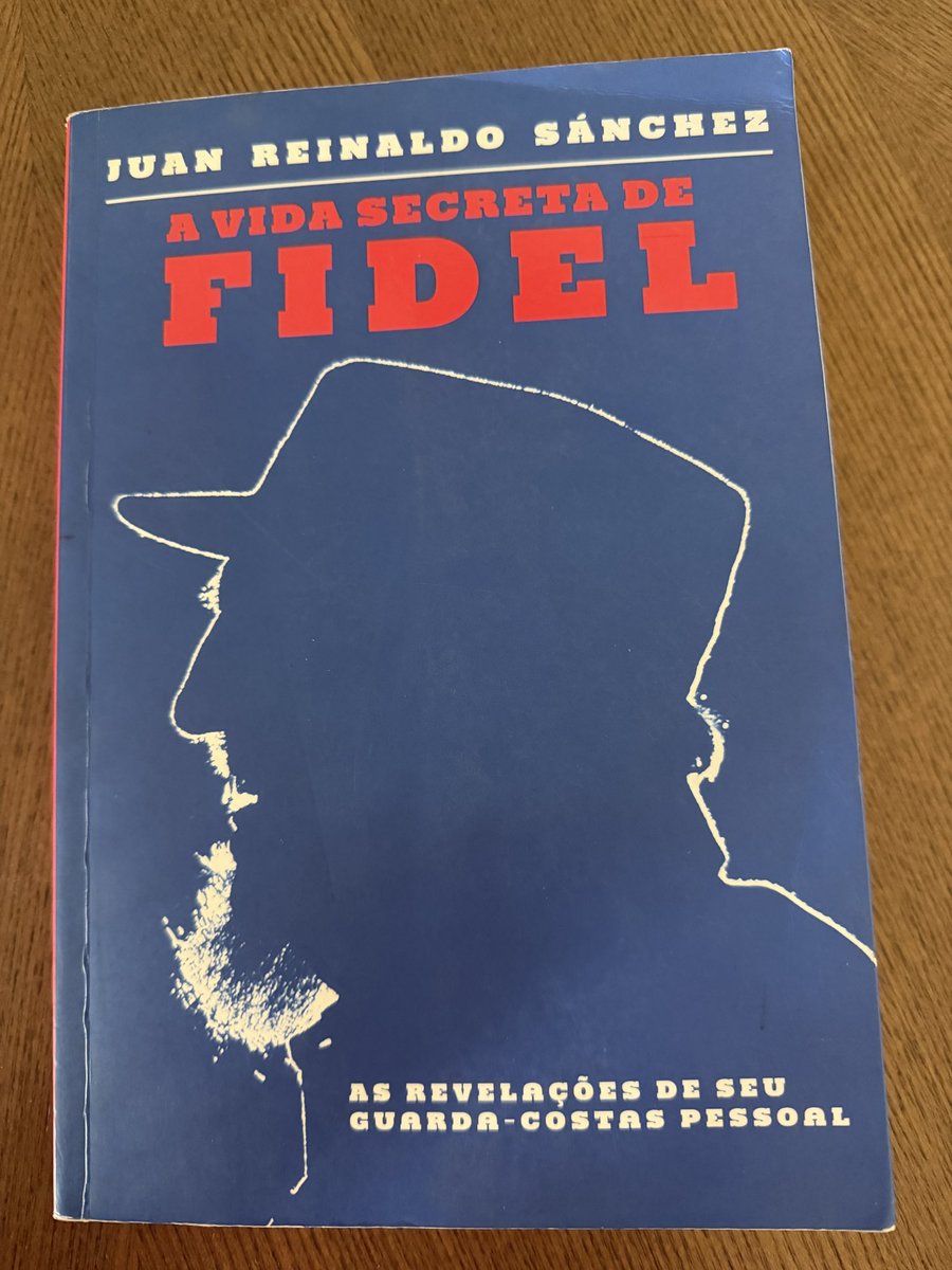 ludmilagrilo11's tweet image. Enquanto lia sobre o “Cine Trancoso”, lembrei-me imediatamente do livro A Vida Secreta de Fidel, de Juan Reinaldo Sánchez. O autor relata até mesmo o nome dos hotéis de Havana que mantinham câmeras para filmar a intimidade dos alvos do regime e chantageá-los depois.