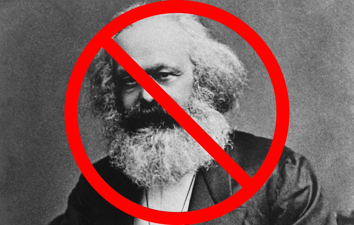 nnairob's tweet photo. Marx'ın sömürü (emek-değer) teorisi neden temelden yanlıştır?

1. Malların değeri nesnel değil, özneldir. Değer, insan zihninin nesneler üzerine yaptığı bir tahmindir. İnsanlar nesneleri faydalı olarak, yani amaçlarına ulaşmak için birer araç olarak görür. Bir nesne, ancak bir kişi onu kendi amacını tatmin edebilecek olası bir araç olarak öznel biçimde gördüğünde "mal" haline gelir.

2. Malların değeri, içerdikleri emek miktarı tarafından belirlenmez. Uydurduğum bir dilde anlamsız bir kitap yazmak için 10.000 saat harcayabilirim. Eğer kimse bu kitabı faydalı görmezse, Marxist değer teorisine göre içine koyduğum 10.000 saatlik emek nedeniyle çok değerli olması gerekse bile, kimse onu satın almaz. Buna karşılık, Marxist teoriye göre ormanda bulduğum ve içine hiçbir emek koymadığım bir elmasın değersiz olması gerekir. Oysa öyle değildir. Emek-değer teorisinde bir başka sorun daha vardır. Bir yıl olgunlaştırılmış bir viski fıçısı, aynı fıçının 10 yıl olgunlaştırılmış halinden daha az değerlidir. Oysa fıçıya harcanan emek miktarı aynıdır. Bu da bizi bir sonraki noktaya götürür: zaman faktörü.

3. Marx, zaman tercihi kategorisini tamamen göz ardı eder. Eylem zamanımıza mal olur. Zamanımız sınırlı olduğu için bir amaca ne kadar hızlı ulaşırsak o kadar iyidir. Buradan şu sonuç çıkar: Bugün mevcut olan bir malı, ancak gelecekte mevcut olacak aynı mala kıyasla daha değerli görürüz. Bu nedenle bugün 100 liraya sahip olmayı, ancak 10 yıl sonra elde edilecek 100 liraya tercih ederiz. 
Her üretim süreci zaman alır. Bir işçinin bir takım elbise diktiğini varsayalım ve bu takım elbise, nakliye, pazarlama ve danışmanlık gibi süreçlerin ardından bir yıl sonra 1000 liraya satılsın. Basitlik adına, malzeme, makine ve diğer üretim maliyetlerini hesaba katmayalım. Dolayısıyla, 1000 liranın tamamının yalnızca işçinin emeğine atfedildiğini varsayalım. Buna rağmen işçi, takımı tamamladığı gün 1000 lira ücret almayacaktır. Çünkü takım elbise 1000 liraya satılacaktır, ancak ancak bir yıl sonra. Oysa bir yıl sonraki 1000 lira, bugün açısından daha az değerlidir. %10'luk bir faiz oranında, işçinin emeğinin ürünü bugün yaklaşık 910 lira değerinde olur. Serbest piyasada şu yönde bir eğilim vardır: Her işçi, katkısının iskonto edilmiş marjinal değer ürününü ücret olarak alır; bu örnekte yaklaşık 910 lira. Bunun açıklaması oldukça basittir. Eğer işçi 910 lira fazla ücret alırsa, işveren zarar eder ve nihayetinde piyasadan çekilmek zorunda kalır. Bu durumda ücret, iskonto edilmiş marjinal değer ürününe ulaşana kadar düşme eğilimi gösterir. Tersine, eğer girişimci işçiye iskonto edilmiş marjinal değer ürününden daha az ödeme yaparsa, kar elde eder. Bu kar, diğer girişimcileri cezbederek işgücü için daha yüksek ücret teklif etmelerine yol açar. Kar eden girişimci de talebi artırma eğilimine girer ve sonuçta "Bu işten güzel kar ediyorum" diyerek işçiye daha uzun çalışmak isteyip istemediğini sorabilir. Artan talep ücretleri yükseltir. Aynı zamanda, ek çalışma nedeniyle takım elbise arzı artar ve bunun sonucu olarak takım elbisenin fiyatı düşme eğilimine girer. Ücret ile takım elbisenin fiyatı, iskonto edilmiş marjinal değer ürününün takım elbisenin fiyatına eşit olduğu noktada birbirine yaklaşır. Marx, zaman tercihi kategorisini hesaba katmadığı için, takım elbisenin fiyatı (1000 lira) ile ücret (910 lira) arasındaki farkı haksız bir artı-değer ve sömürü olarak yanlış biçimde yorumlar.

4. Emek-değer teorisi döngüseldir. Marx'a göre malların değeri, içerdikleri emek tarafından belirlenir. Peki emeğin değerini ne belirler? Marx'ın cevabı şudur: İşçiyi ayakta tutmak için gerekli olan mallar (gıda vb.). Ancak bu malların değeri de yine içerdikleri emek tarafından belirlenir. Bu da döngüsel bir akıl yürütmeye yol açar.

5. Eğer şirket karlarının işçilerin sömürülmesinden kaynaklandığı doğru olsaydı, kapitalizm altında karların çalıştırılan işçi sayısına göre eşitlenmesi gerekirdi. İki işçi çalıştıran bir şirketin, yalnızca bir işçi çalıştıran bir şirketin iki katı kar elde etmesi gerekirdi. Örneğin, iki çalışanı olan küçük bir sağlıklı gıda dükkanının (toplam mal değeri 10.000 lira) hemen yanındaki, yalnızca bir çalışanı bulunan fakat 1.000.000 lira sermaye yatırılmış bir kuyumcu dükkanından iki kat daha fazla kar elde etmesi gerekirdi. Gerçekte ise bunun böyle olmadığını gözlemleriz. Piyasada karların, emek miktarına göre değil, kullanılan sermayeye göre birbirine yaklaşma eğilimi vardır. Kullanılan sermayenin getirisi ortalamanın üzerinde olan alanlara daha fazla yatırım yapılır; bu da üretim faktörlerini edinmenin maliyetlerini artırır ve artan üretim yoluyla ürün fiyatlarının düşmesine neden olur; sonuç olarak yatırım getirisi azalır. Yatırım getirisinin ortalamanın altında olduğu alanlarda ise bunun tersi yaşanır. Daha az yatırım yapılır. Maliyetler ve üretim düşer. Daha düşük üretim, fiyatların yükselme eğilimine girmesine yol açar ve böylece getiri yeniden yükselir.

Dolayısıyla Marxist sömürü teorisi temelden yanlıştır. İnsanlık tarihindeki en büyük entelektüel sahtekarlıktır. Sonsuz insan acısına yol açmıştır. Marx'ın teorisi ayrıca çoktan çürütülmüştür. Javier Milei bu konuyu defalarca ele almaktadır. Buna Davos'taki tarihi konuşması da dahildir. Buna rağmen bu teori, iş mevzuatında ve kamusal söylemde hala yankı bulmaya devam etmektedir.
