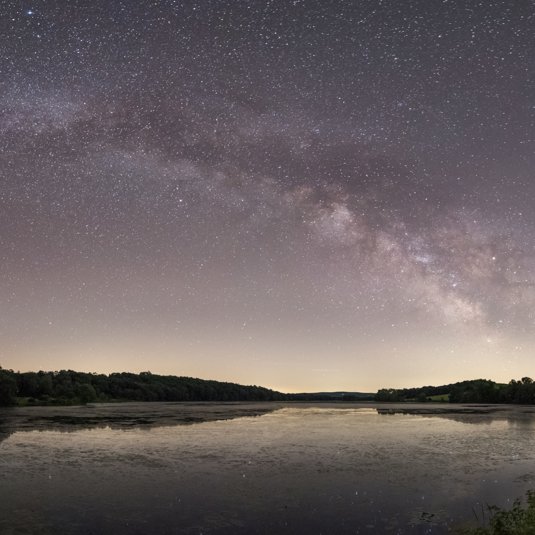 Wow, the beautiful Milky Way! From dark locations, you can see the Milky Way with the naked eye as a luminous band spanning the sky: a spectacular sight. Have you ever seen the Milky Way? (📸 Julian Colton)
