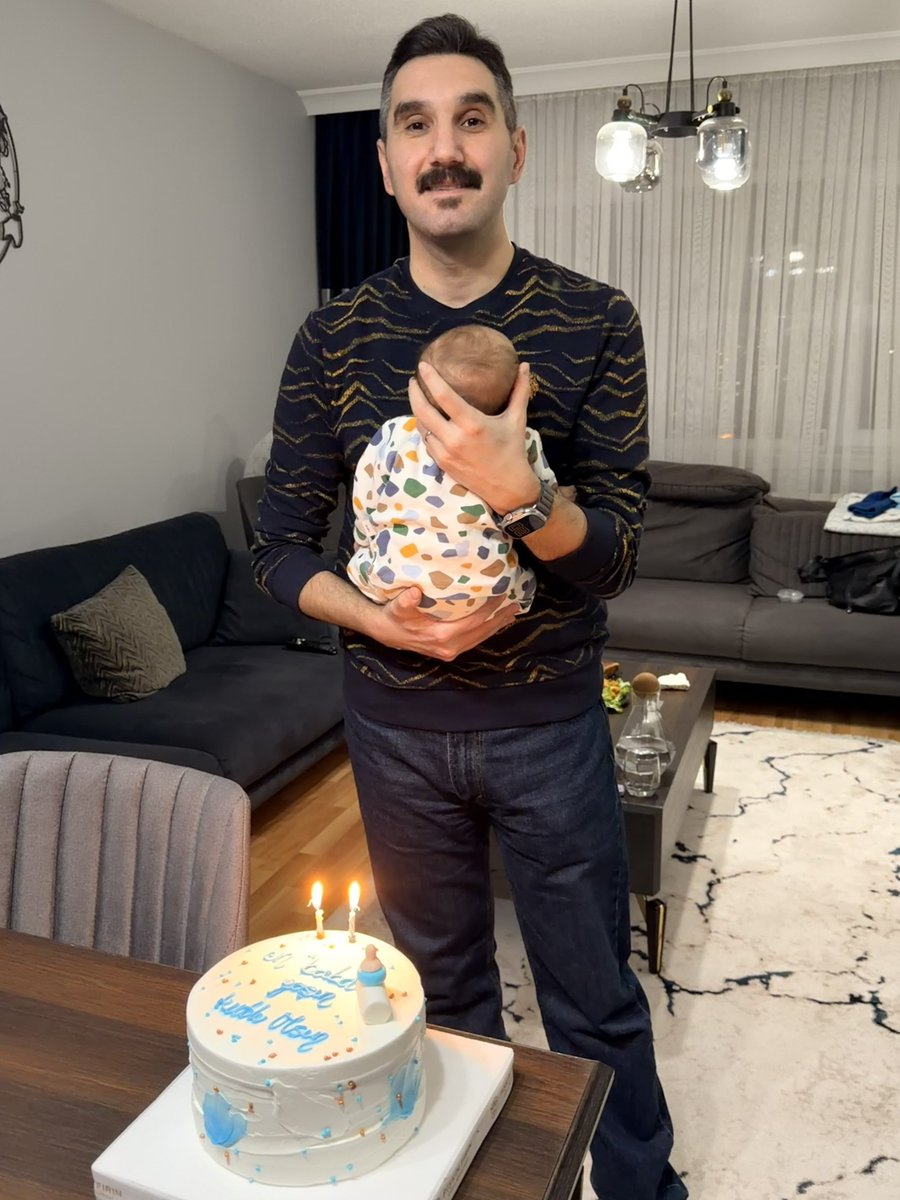 Kırk yıllık tribüncü, kırk günlük tribüncü… 

Biri besteleri biliyor, diğeri daha ezberleyecek. Çekirdekten Ankaragüçlü.