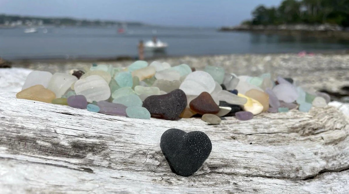 Sea-glass treasure hunt, Maine-style. From Mowry Beach to Monhegan Island, Acadia National Park, Great Diamond Island, South Portland lighthouses, and Biddeford blues— we’ll design your perfect coastal search. Let’s plan your sparkling escape.