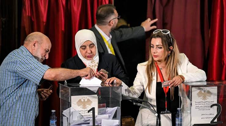 Bon, on a beaucoup parlé des questions militaires, sécuritaires, institutionnelles ou encore éducatives et culturelles dans les enjeux des négociations entre l'AANES et Damas.

Mais rappelons que de plusieurs sièges à l'Assemblée du Peuple n'avaient pas été attribués en 2025. 1/