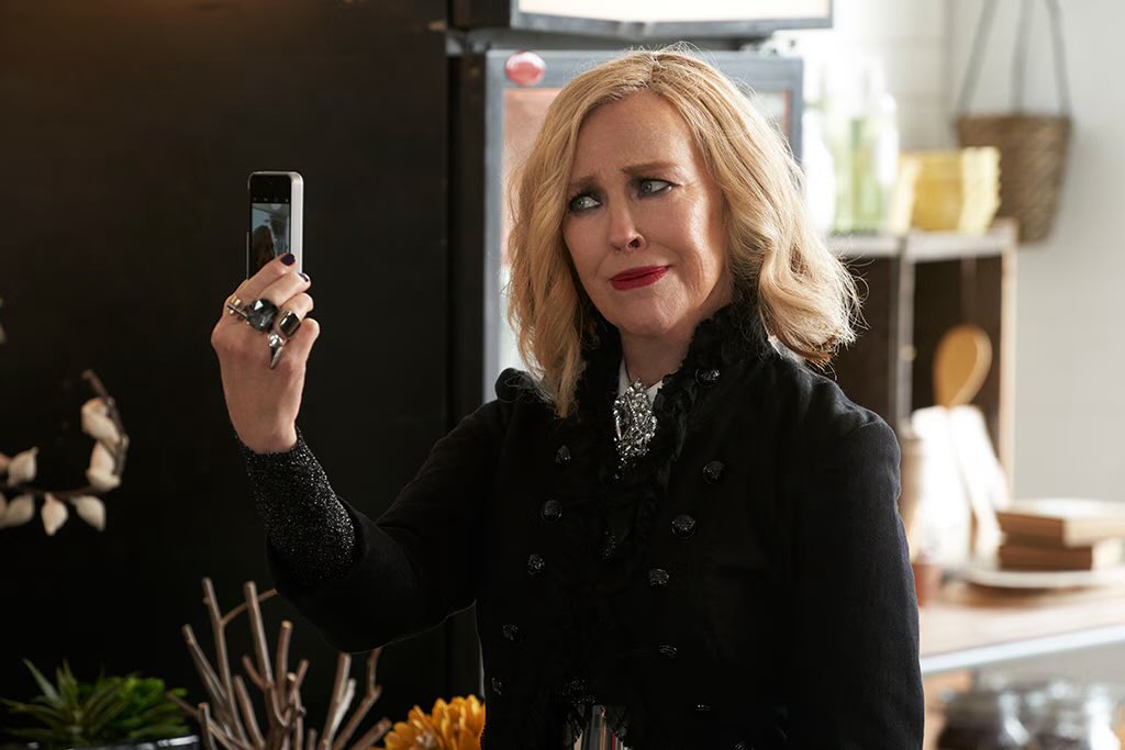 filmsbratz's tweet photo. — rest easy catherine o’hara 🌹🕊️ thank you for a wonderful childhood. https://t.co/XvVCBXOQhx