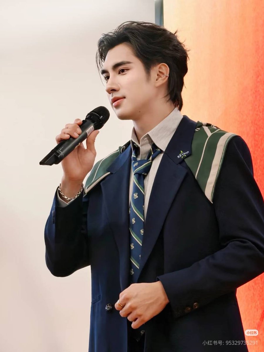 PeterPanzz_OFC's tweet image. JDV × peterpan｜魅力散发的汪老师
感谢 @peterpanzz_w 上身JDV♠2026春夏系列，于苏州粉丝见面会。
Cr: JDV 
🔗 xhslink.com/o/32XVEuf9Gwl

#JDV #peterpan #peterpan汪彬 #peterpan苏州 #peterpanzz_w #泰星安利 #非正式学院风 #布雷泽西服 #明星同款 #男明星穿搭